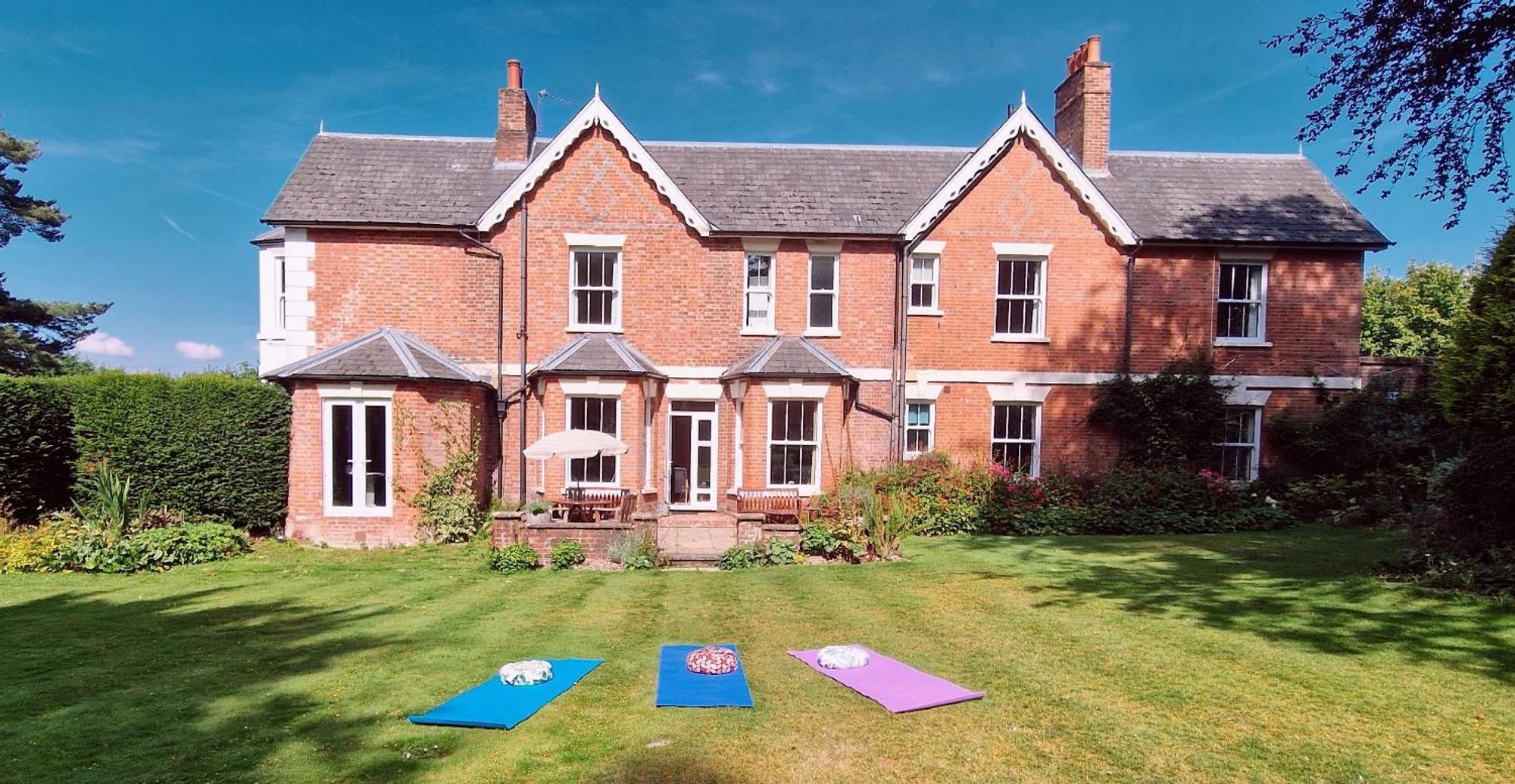 Claridge House Bed and Breakfast Lingfield Exteriör bild